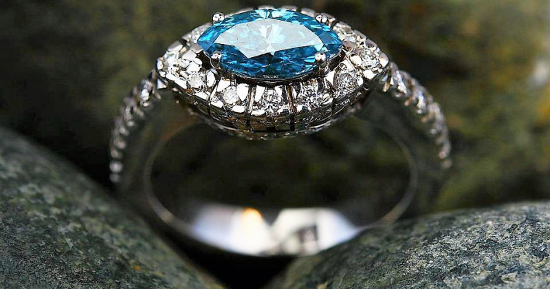 Anillo de piedras preciosas