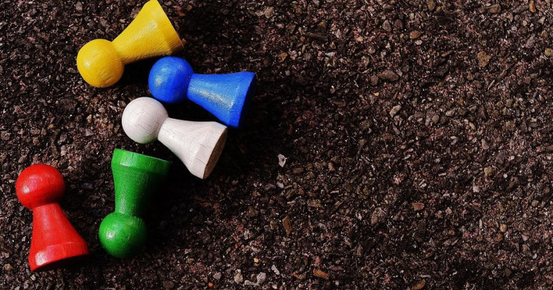 Baldosas de madera de colores en tierra para macetas