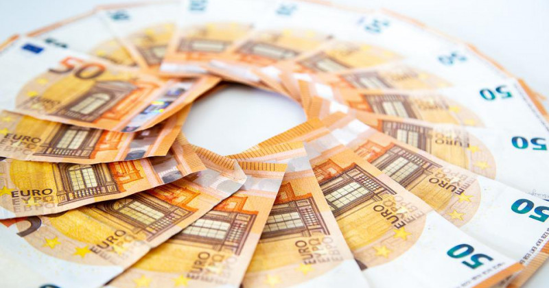 Billetes de 50 euros dispuestos en círculo