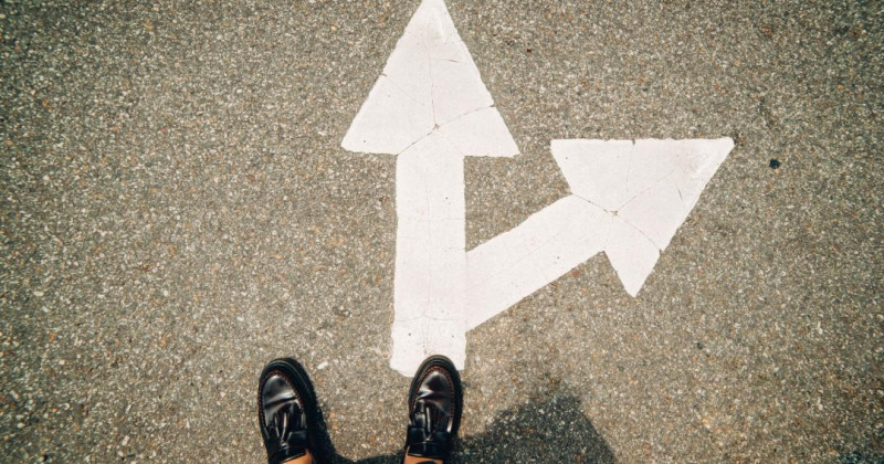 Direcciones, flechas en una carretera asfaltada