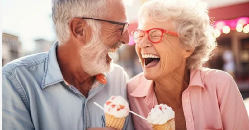 Dos ancianos ríen mientras comen helado