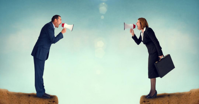 Dos asesores, un megáfono