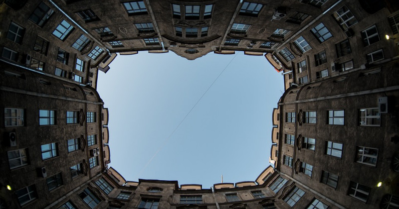 Edictos en un círculo que se abre al cielo