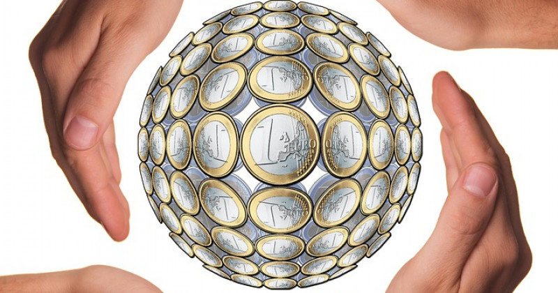Esfera del dinero, manos que protegen