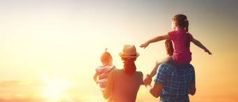 familia mirando puesta de sol