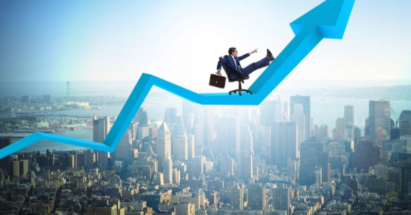 Flecha subiendo, rascacielos de Manhattan, hombre de negocios sentado