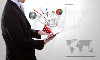 señor con información saliendo de un tablet