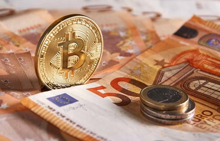 billetes y moneda bitcoin