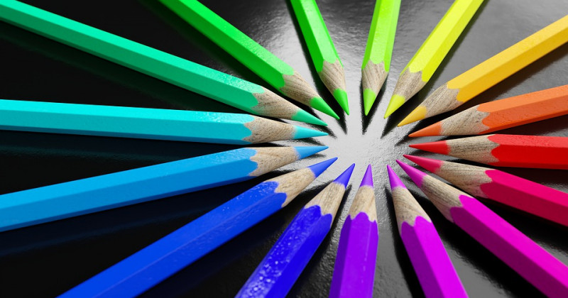 Lápices de diferentes colores colocados en un círculo
