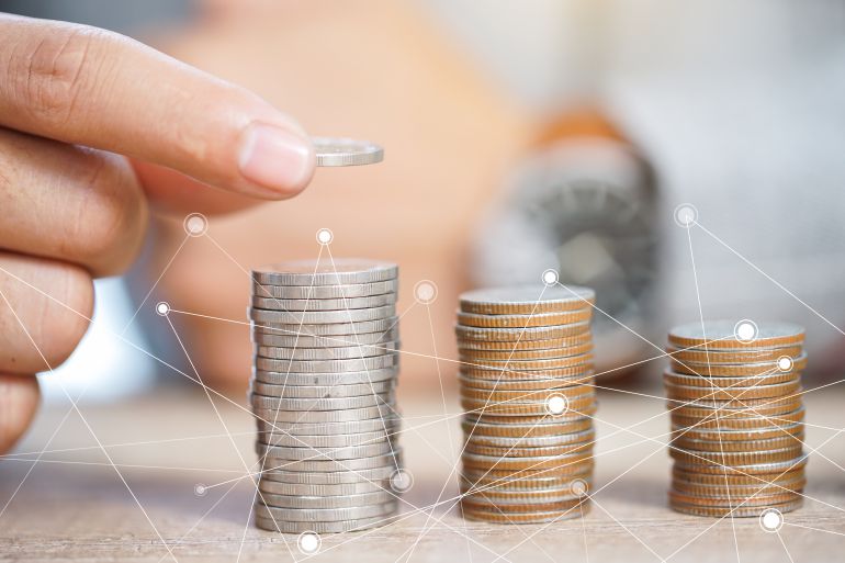 mano contando monedas