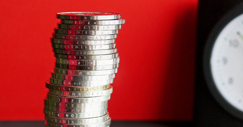 Monedas de euro y reloj