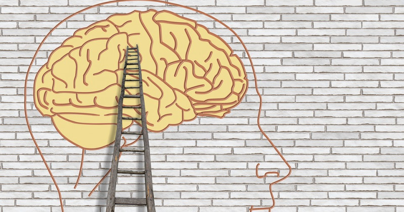 Mural de un cerebro y una escalera inclinada