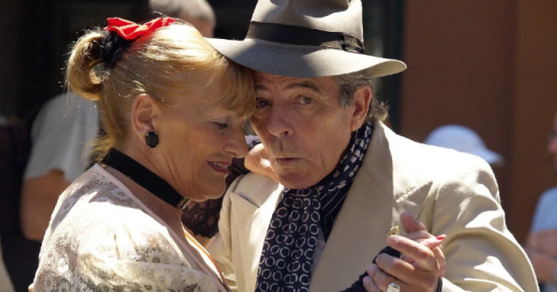 Pareja bailando el tango
