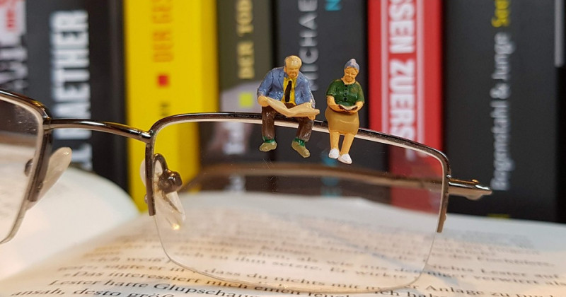 Personas mayores, gafas, libros