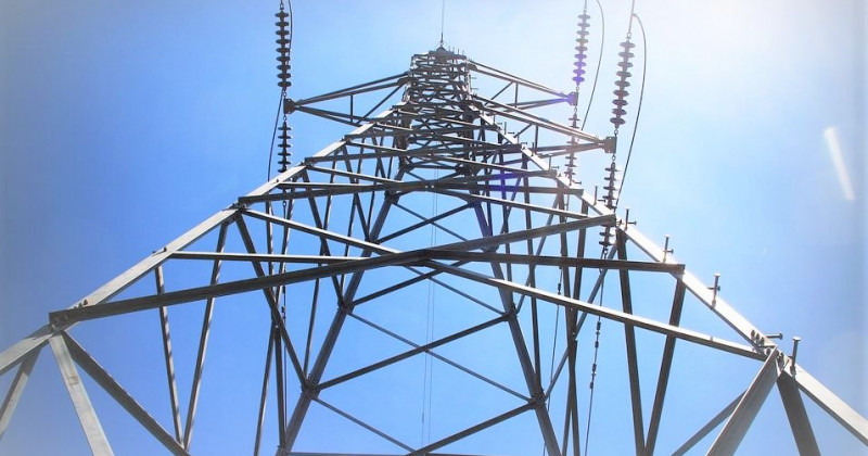 Pilón de alta tensión visto desde abajo