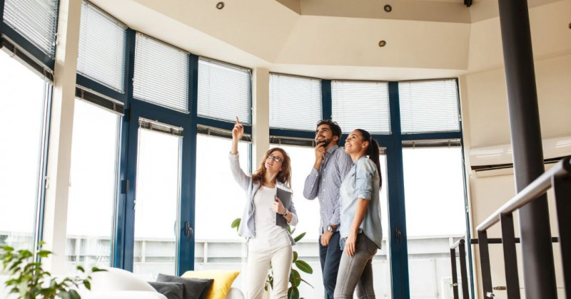 Salón, agente inmobiliario, pareja