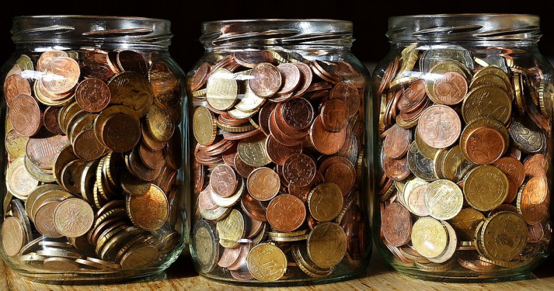 Tarro con monedas en su interior