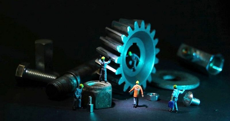 Trabajadores, tornillos, engranajes