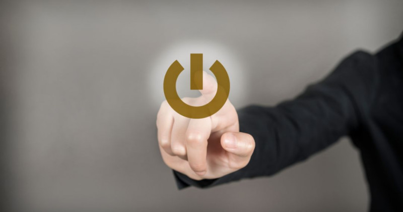 Un gestor pulsa el botón on-off en una pantalla transparente