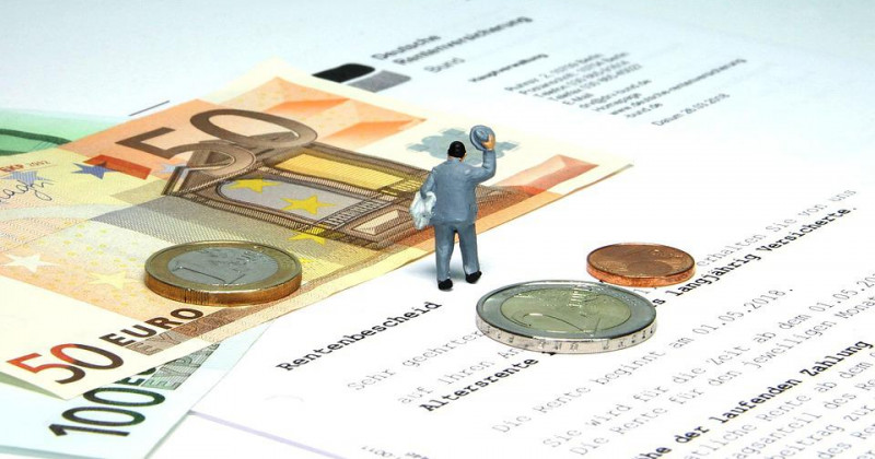 Un hombre con sombrero dice hola, monedas, dinero