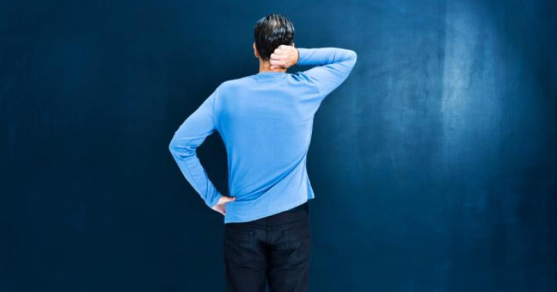 Un hombre de espaldas y dubitativo