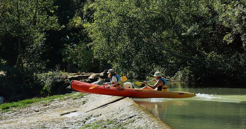 Una canoa cruza la barrera de una presa